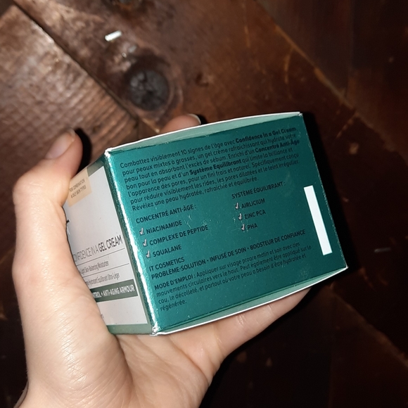 It Confidence in a Gel Cream Moisturizer - Picture 3 of 5